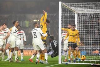 للمرة الثانية.. مانشستر يونايتد يستقبل هدفًا غريبًا أمام وولفرهامبتون من ركنية (فيديو)